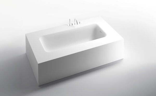 Vasca da bagno rettangolare bianca con rubinetto moderno.