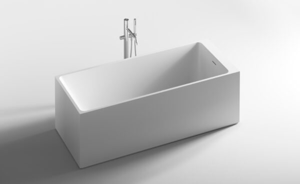 Vasca da bagno rettangolare bianca con rubinetto moderno.