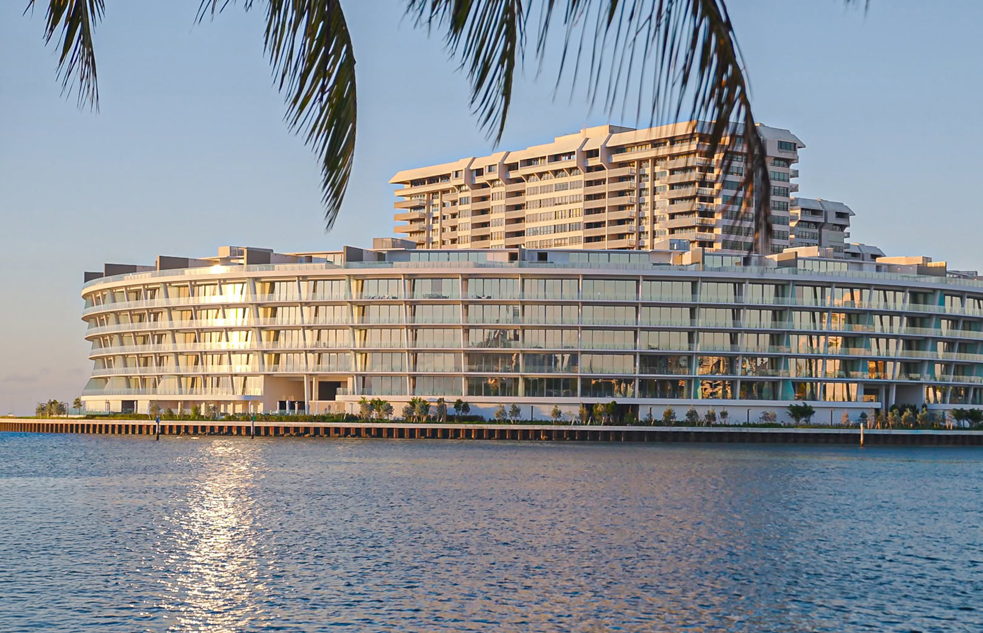 Vista dell'edificio moderno sul lungomare con acqua serena.