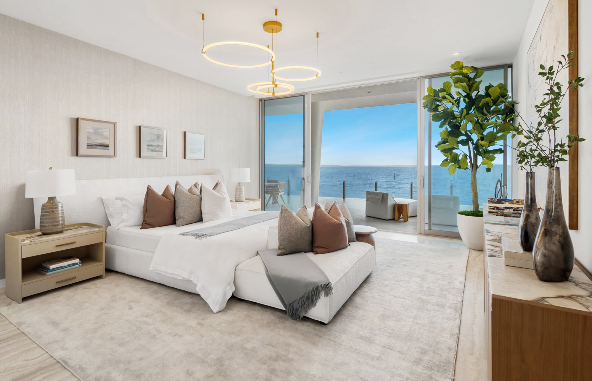 Suite elegante con vista sull'oceano e aria luminosa.
