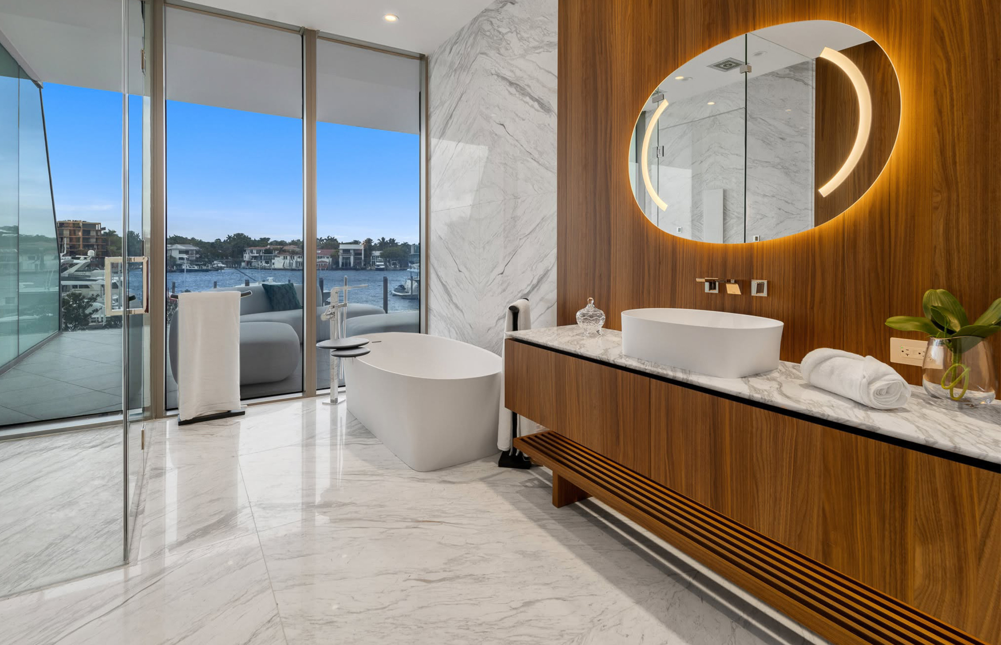 Bagno moderno con vasca free-standing e lavabo su piano in marmo.