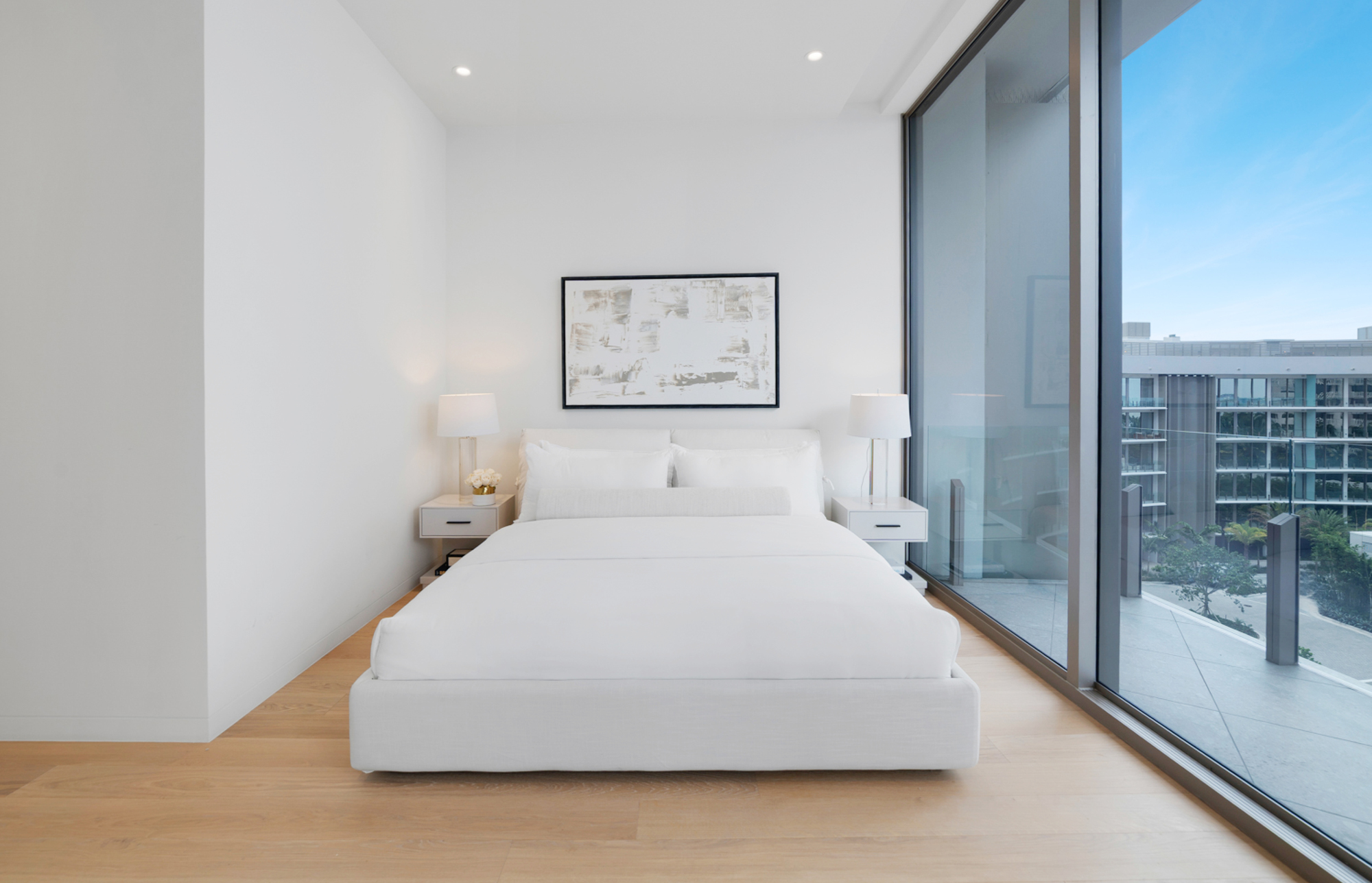 Camera da letto minimalista con aria luminosa e balcone.