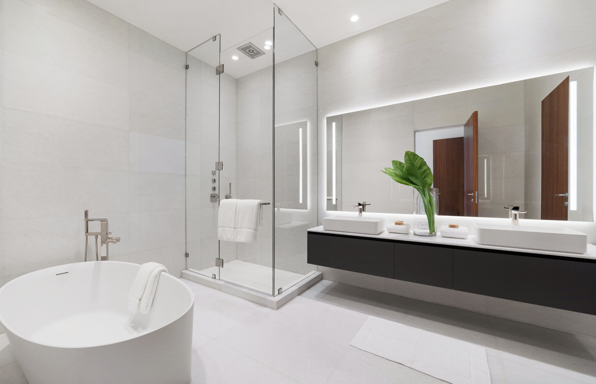 Bagno elegante con vasca freestanding e zona lavabo doppia.