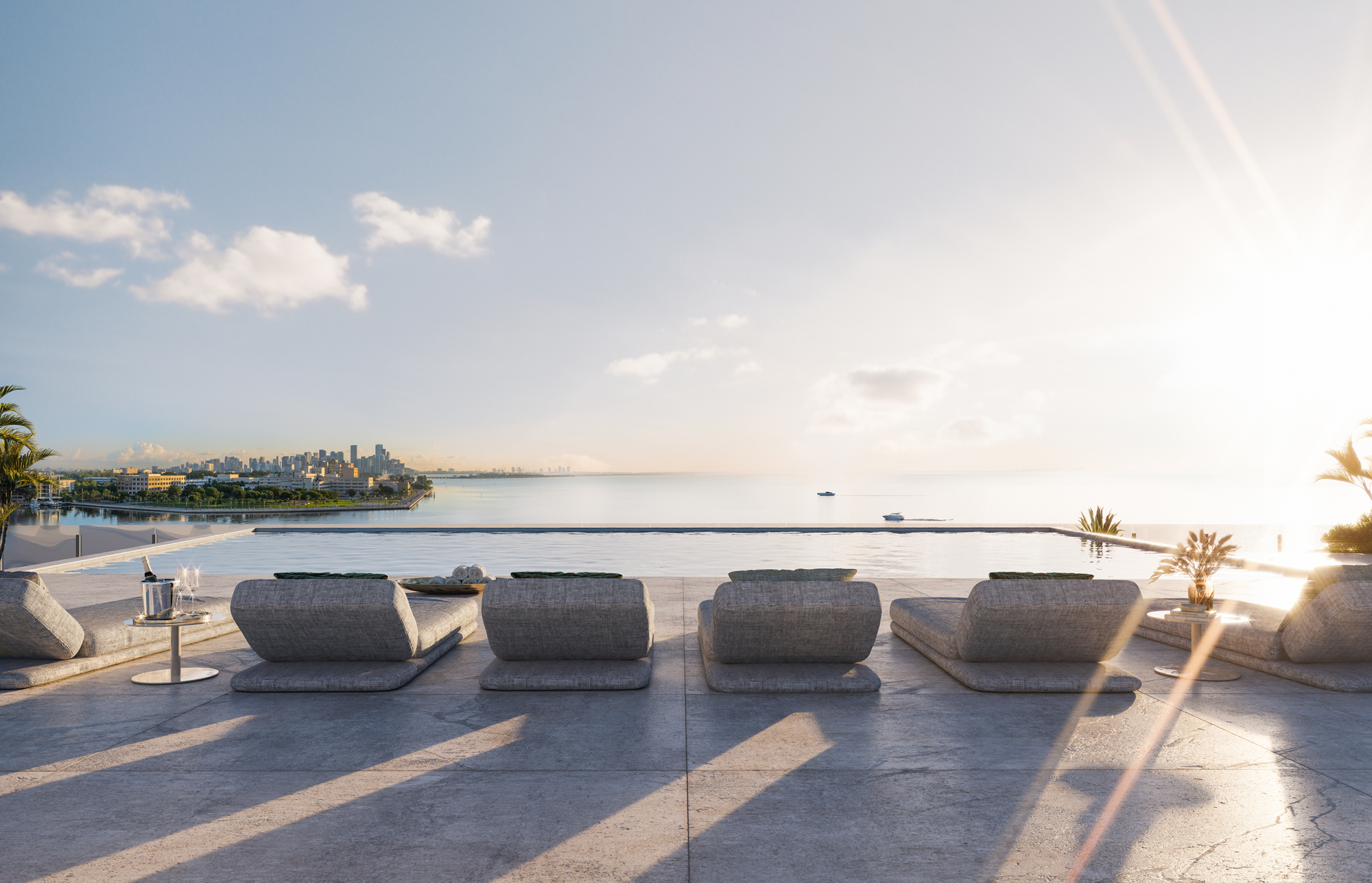 Luminoso lungomare con chaise longue e sole al tramonto.
