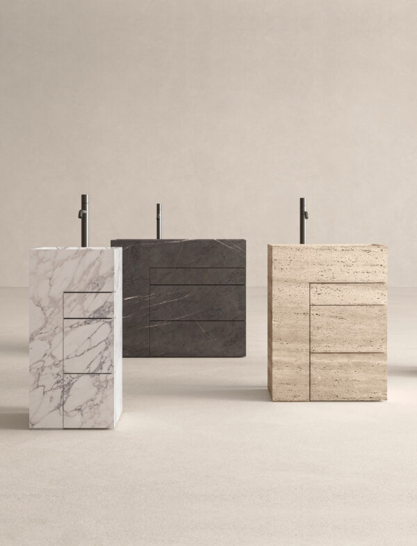 Tre piani in marmo e pietra con rubinetti neri per arredo bagno moderno.
